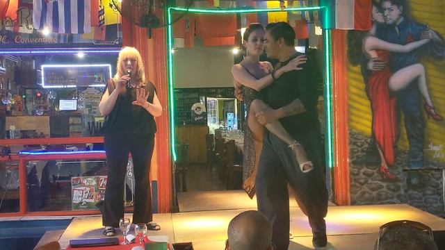 Жизнь в Аргентине - так танцуют танго на улицах Буэнос Айреса, Аргентина (Buenos Aires Argentina) смотреть онлайн