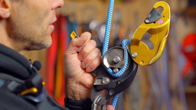 The Rope Access Descender - The Rope Access Gear Explained Series | The Petzl I'd смотреть онлайн