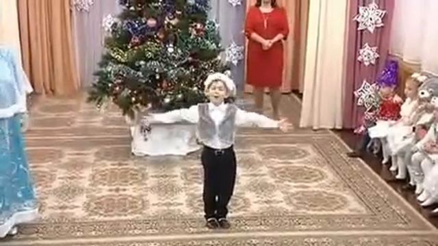 Петрушка в гостях у малышей. Новогодний утренник во 2-ой младшей группе. смотреть онлайн