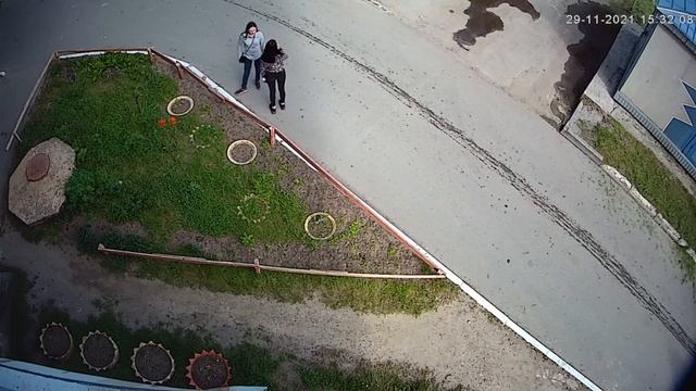 Хулиганка сорвала цветок с клумбы???. Нефтеюганск. ХМАО Югра. смотреть онлайн