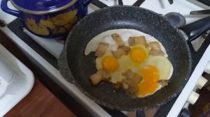Как вкусно пожарить домашние яйца с салом ?