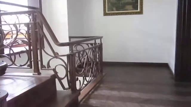 Просто лестница с деревянным ограждением. смотреть онлайн