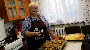 Сочные отбивные из куриной грудки. Мелкая картошка запечённая в духовке это просто объядение.