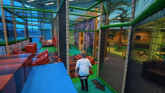 Fun for Kids at Leo's Lekland Indoor Playground смотреть онлайн