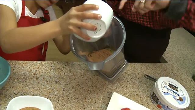 Flourless Chocolate Santa Hats w/Christa Orecchio-Fox 5 San Diego -Tia & Talia's Tasty Treats-Ep. 1 смотреть онлайн