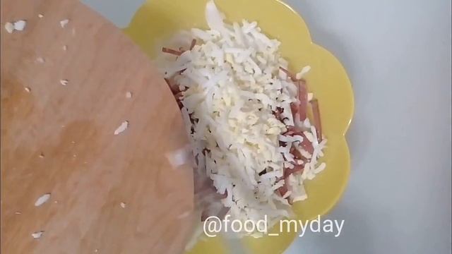 Салат из пекинской капусты с копчёной колбасой: рецепт от Foodman.club