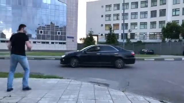 Блогер Хиза из Дагестана на видео попал мячом в голову проезжающему мимо водителю смотреть онлайн