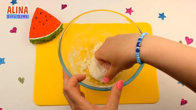 Как сделать лизуна БЕЗ КЛЕЯ из МУКИ. Лизун из МЫЛА и МУКИ смотреть онлайн