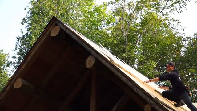 Making the Cabin Roof Leakproof! / Ep72 / Outsider Log Cabin смотреть онлайн
