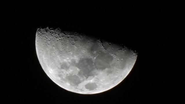 57.4% illuminated Moon passing by | Time-lapse | Sony HX400V смотреть онлайн