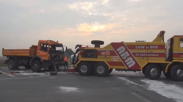 Betonmischer kollidiert mit Kipper - 2 Schwerverletzte in Swisttal am 12.08.15 смотреть онлайн