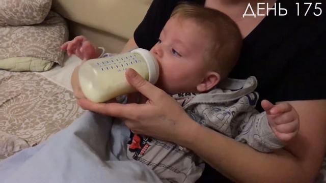 Как малыш нападает на бутылку с едой. смотреть онлайн