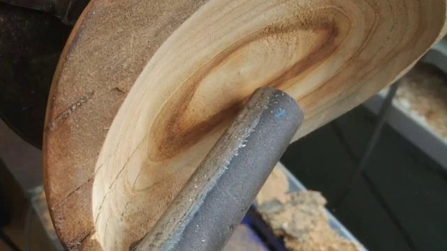 Точим абрикосовый пенёк :) конфетница. смотреть онлайн