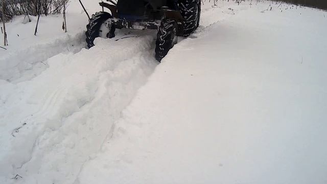 Гоняем на тракторе МТЗ-82, ЗИМОЙ!!!/Упали в канаву!!! смотреть онлайн