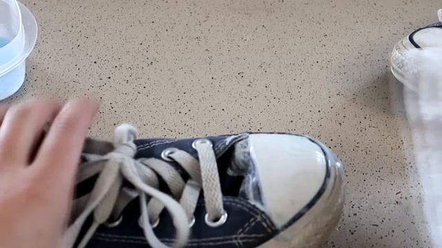 3 WAYS To Clean The White Part Of Your Shoes (Converse) ? How To With Kristin смотреть онлайн