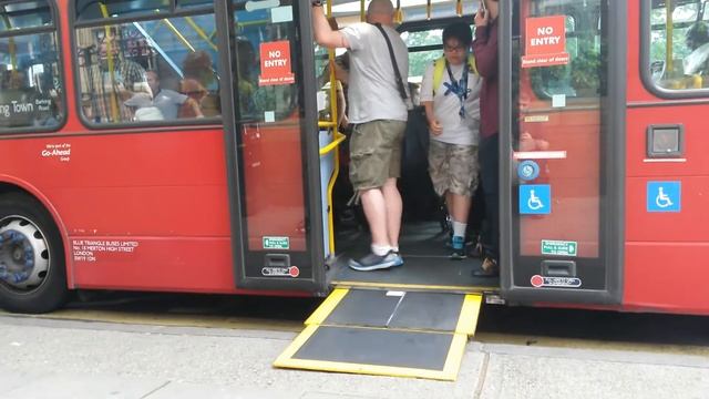 Как в лондоне инвалидная коляска садится в автобус смотреть онлайн
