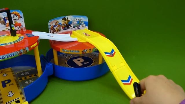 Paw Patrol Winter Rescue Parking Lot Garage Playset with Snowboard Pup Toys and Racers Vehicles смотреть онлайн