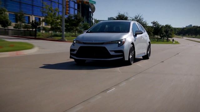 2023 Toyota Corolla XSE in Wind Chill Pearl Driving Video смотреть онлайн