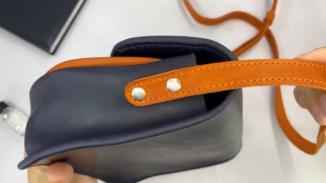 Класическая сумочка из натуральной кожи на регулируемом ремешке смотреть онлайн