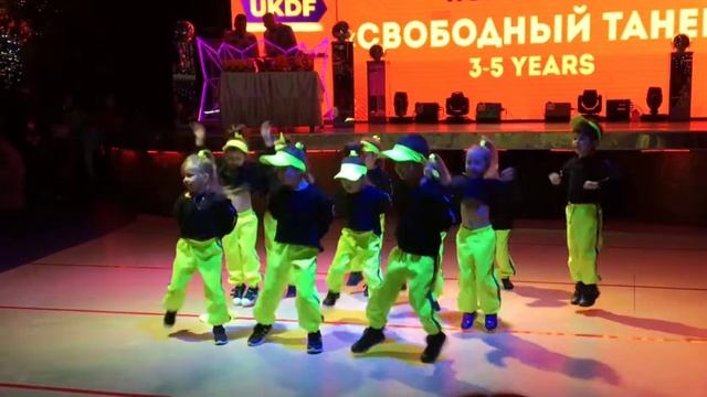 Яркие костюмы для маленьких танцоров хип-хоп от ТМ Креатив Украина. смотреть онлайн
