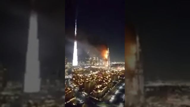 Рядом с Бурдж Халифа горит отель. Дубаи. 31.12.2015 смотреть онлайн