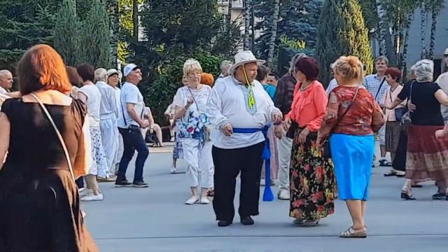 И снова ТАНЦЫ в Ретро Парке! Парк Горького. Харьков. Июль 2021 года. смотреть онлайн