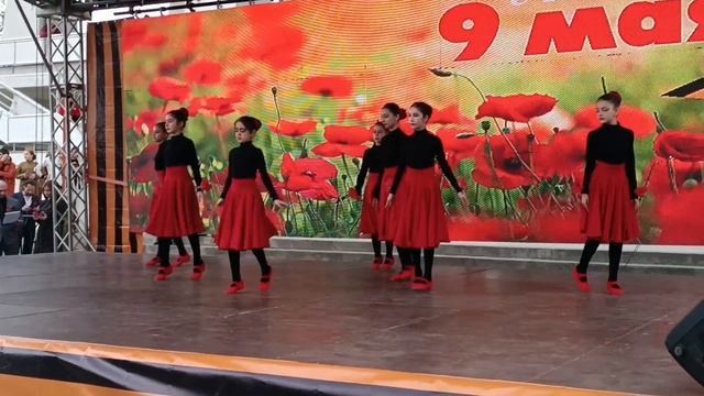 Патриотический танец "Маки" смотреть онлайн