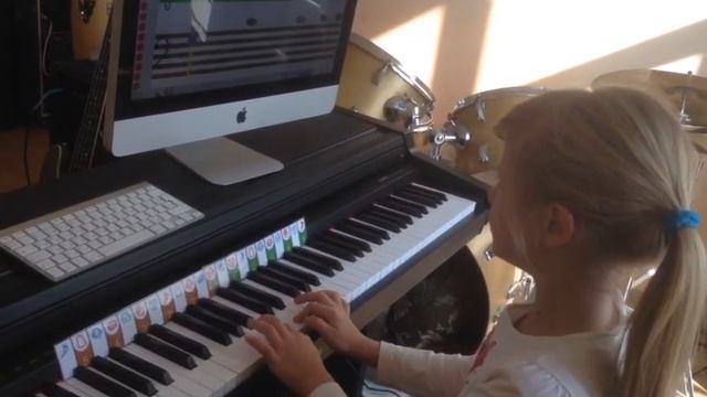 Играем на фортопиано смотреть онлайн