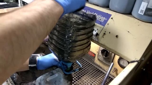 Рассыпаем 10кг тонера по банкам // Scatter 10kg of toner in to small bottles. смотреть онлайн