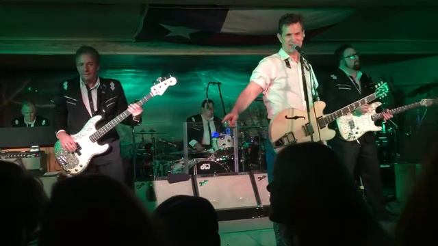 Chris Isaak featuring Patricia Vonne - Baby Done a Bad Bad Thing - Gruene Hall TX 6/30/2016 смотреть онлайн