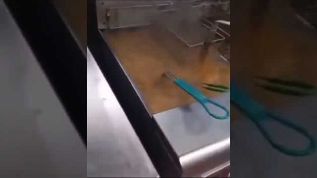 Что будет, если пожарить лёд во фритюре?! Скорее всего увольнение! смотреть онлайн