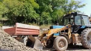 Эксковатор погрузчик МТЗ 82.1 Погрузка речного гравия