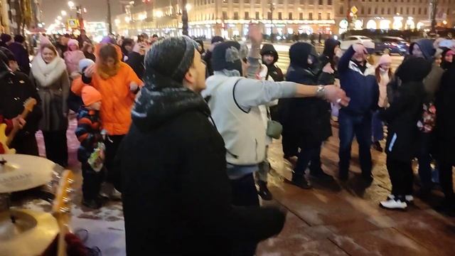 Мега хит, "Фантазер" в исполнении группы "Айдахо" на Невском проспекте танцор Майкл!) смотреть онлайн