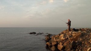 Рыбалка на Чёрном море  Рокфишинг с берега на бомбарду