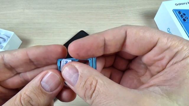 How to Insert SIM & Memory SD Card in Samsung Galaxy A52, A72 смотреть онлайн