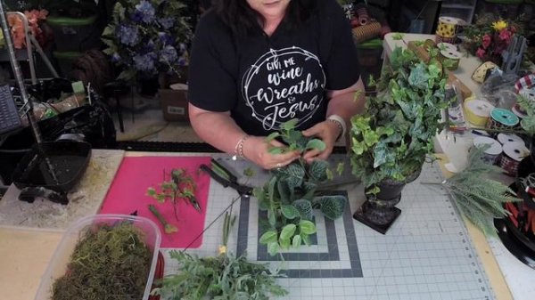DIY Ivy Wreath Topiary | Greenery Centerpiece