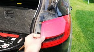 Снимаем заднюю фару на Geely Atlas