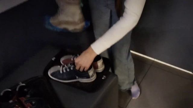 Играем в боулинг.Мама выбивает страйк.Также купили в подарок телефон для бабуши смотреть онлайн