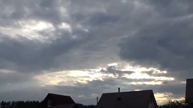 Атмосферные предгрозовые облака и тропический закат в Ленобласти 8 июля 2021