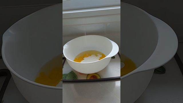 Вкусный ,сытный омлет-запеканка с тунцом ,овощами и сыром за 15 минут. смотреть онлайн