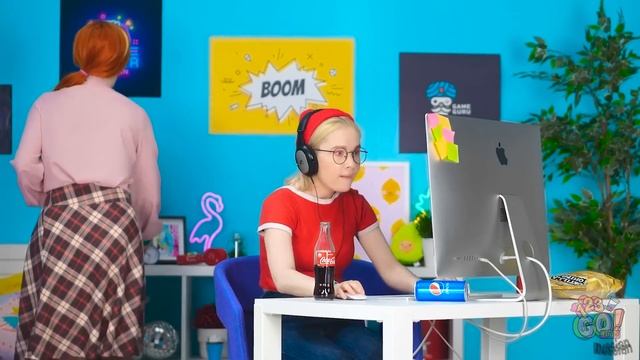 КРУТЫЕ САМОДЕЛКИ: ТУФЛИ НА КОЛЕСАХ! || Богатые vs бедные! Идеи с обувью и одеждой от 123 GO! FOOD смотреть онлайн