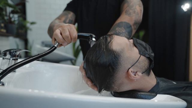 TUTORIAL: Textured Quiff with Nomad Barber смотреть онлайн