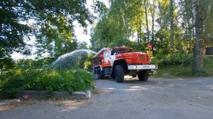 Пожарная машина АЦ-3,5-40 (Урал)сливает воду