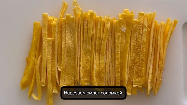 Готовим ттоккук - традиционный корейский новогодний суп из рисовых клецок! / 떡국 만들어 볼까요~? смотреть онлайн