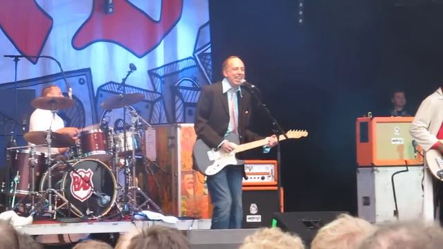 Big Audio Dynamite - E=MC2 - Glastonbury Park Stage 24/06/2011 смотреть онлайн