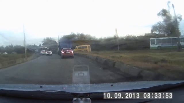Омск. Перевёрнутая машина на мосту в Старом Кировске. смотреть онлайн