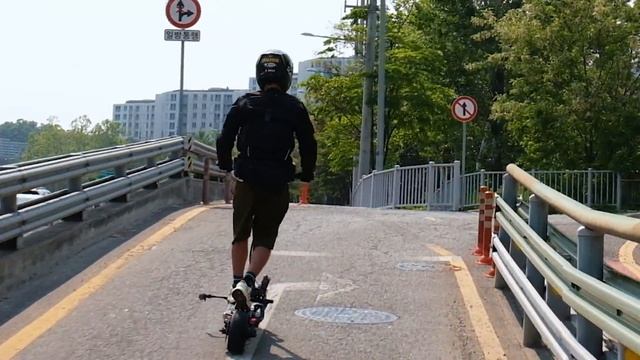 Electric Scooter Street Riding With SLACK CORE 920R | Seoul, S.Korea (ENG Sub)
