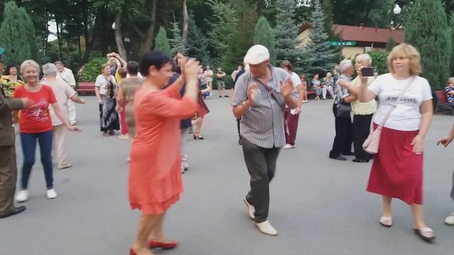 Харьков, танцы в парке;" Будем завтра в youtube to be !" смотреть онлайн