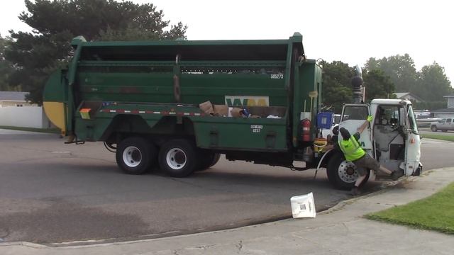 Volvo WXLL Labrie Top Select Garbage Truck! смотреть онлайн