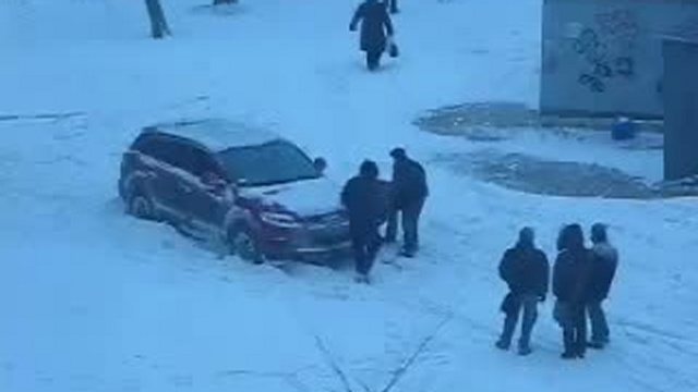 Audi Q7 застряла в снегу смотреть онлайн